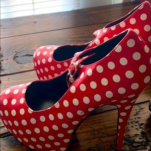Red polka dot pin up pump